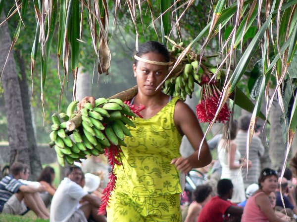 97- Une porteuse de fruits en plein effort 